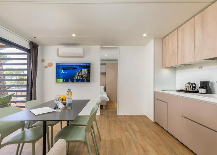 홀리데이파크 Arena Indije Mobile Homes 반졸레